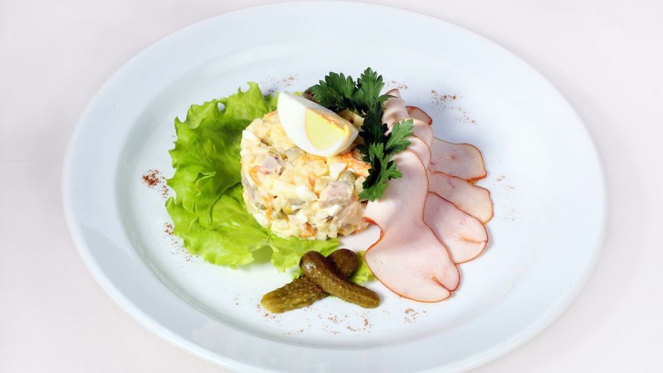 Проще и вкуснее: как приготовить необычный салат оливье дома и удивить всех
