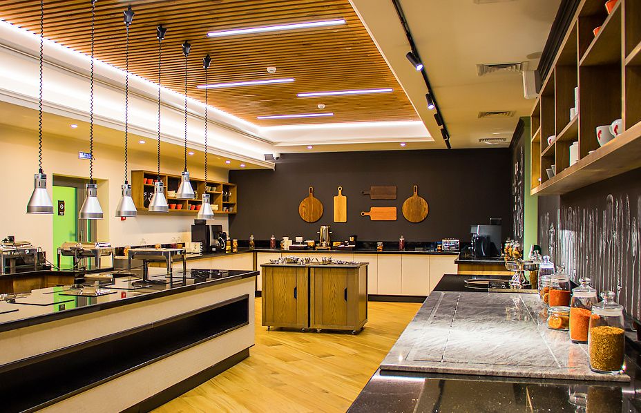 Как избавиться от липкого налета на кухне без химии: 3 проверенных метода