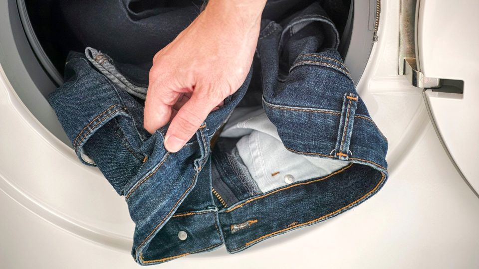 Не переусердствуйте: раскрыт секрет правильной стирки джинсов