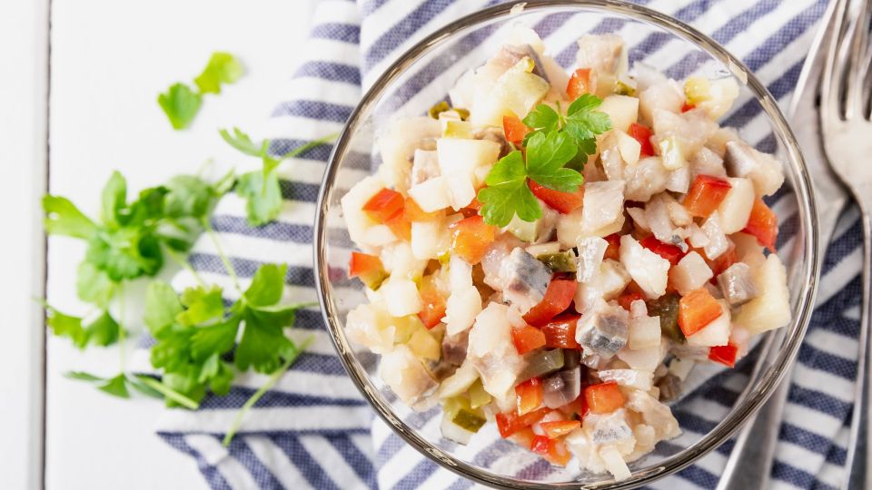 Этот дачный салат с селедкой станет вашим коронным блюдом: забудьте о «шубе» и винегрете