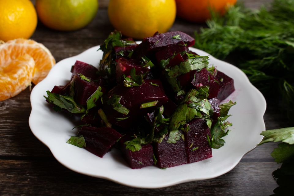 Яркий салат из свеклы с мандариновой заправкой