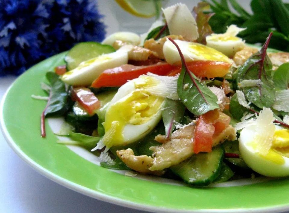 Поделитесь вкусом: изысканный картофельный салат с куриным филе и перепелиными яйцами