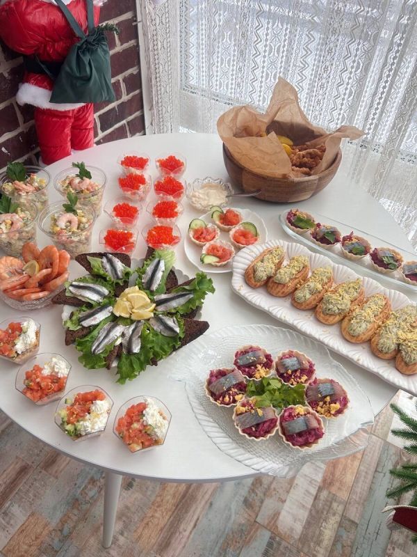 Рыбный стол на Новый год: 9 необычных блюд всего за 2423 рубля