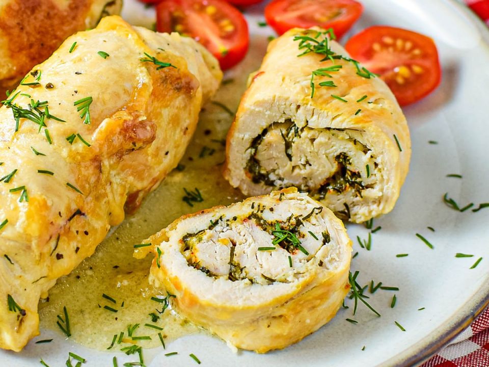 Как из сухой куриной грудки сделать нежные рулетики с сыром и укропом — на сковороде, без духовки