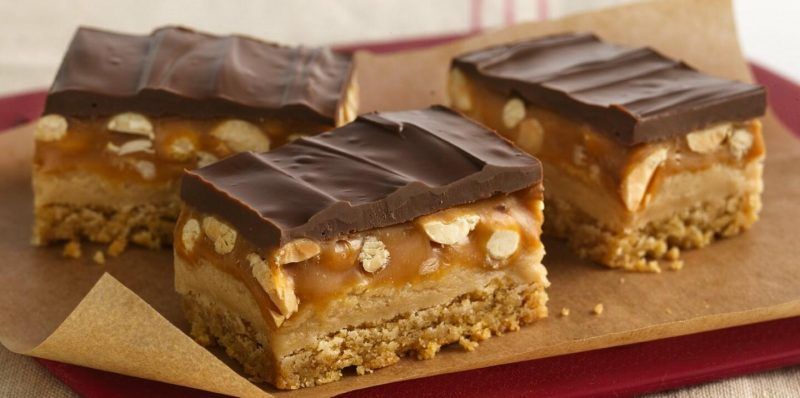 Домашний батончик с ореховым слоем и карамелью — простое решение для сладкого настроения