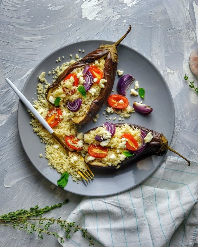 Баклажаны с кускусом, овощами и фетой