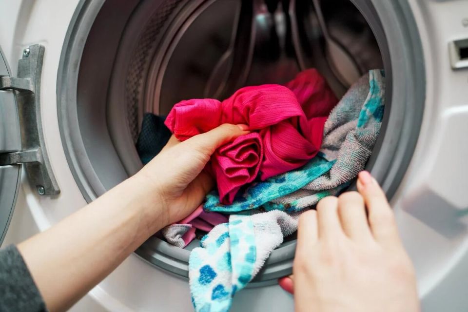 Почему хозяйки используют влажные салфетки в стиральной машине: секреты и рекомендации
