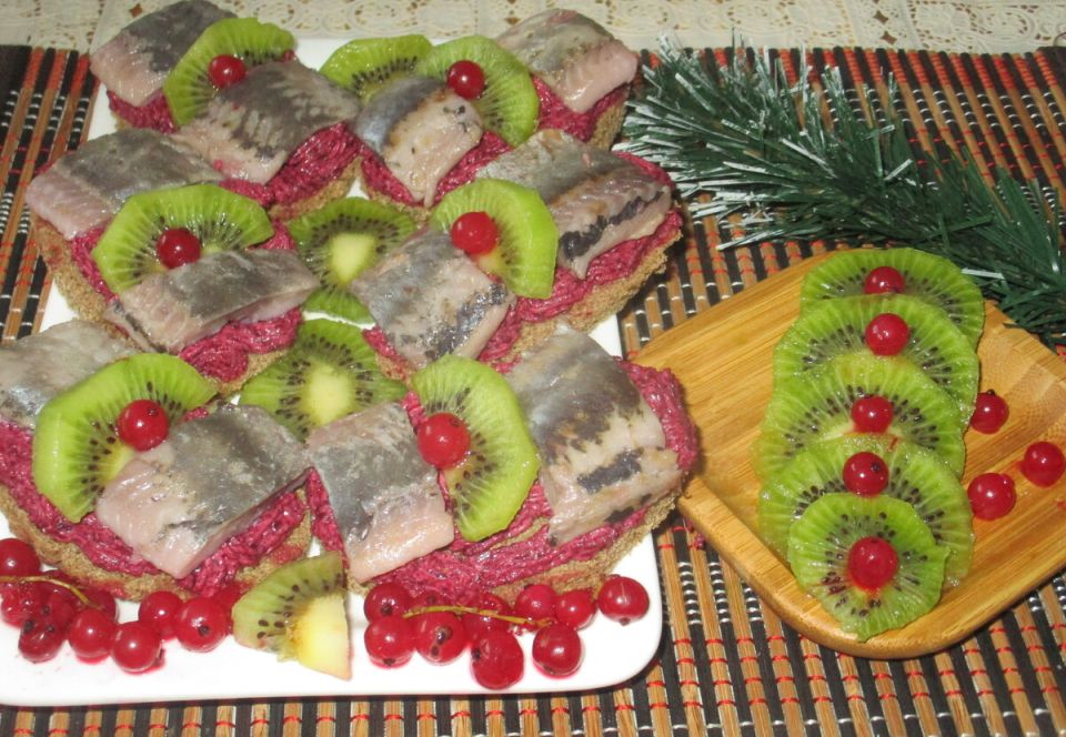 Неповторимый вкус: бутерброды с селедкой, свеклой и сливочным сыром