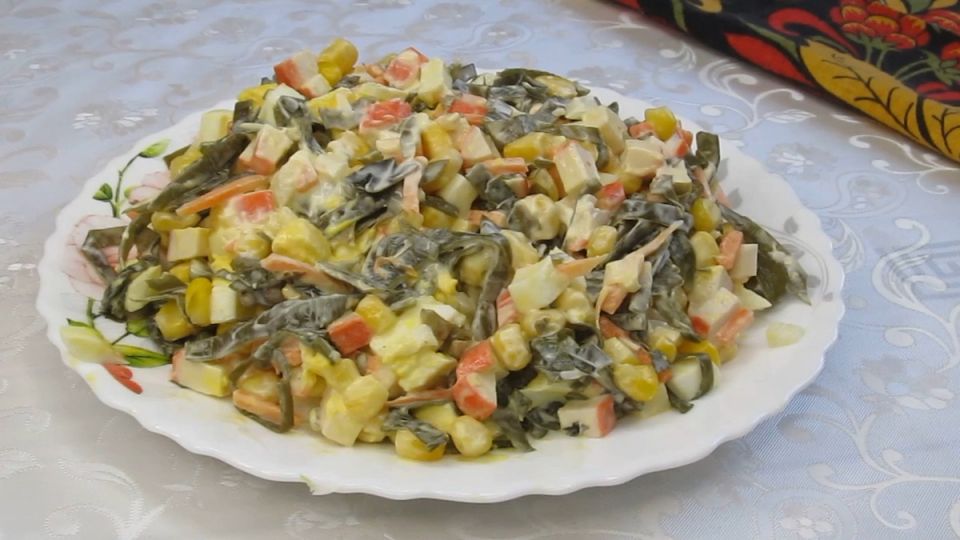 Нежный и необычный салат с морской капустой для быстрого приготовления